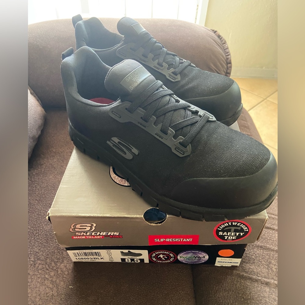 Skechers Lightweight safety toe shoes Size 8.5
